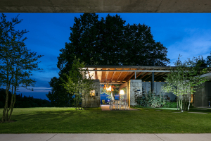 Ze staré stodoly v Kojetíně vznikl inspirativní rodinný dům moderní betonovou přístavbou