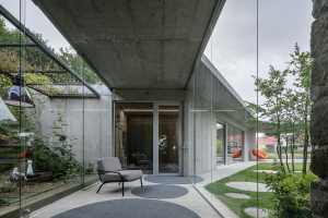 Ze staré stodoly v Kojetíně vznikl inspirativní rodinný dům moderní betonovou přístavbou