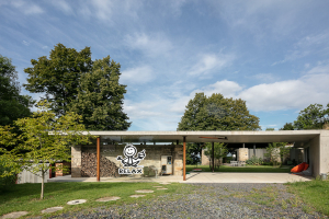 Ze staré stodoly v Kojetíně vznikl inspirativní rodinný dům moderní betonovou přístavbou