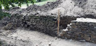 Opravená část v kontrastu s ještě neopravenou částí zdi