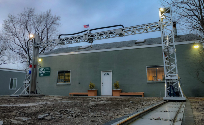 Rodinný dům na začátku roku v USA o ploše téměř 177 metrů čtverečních, postavili tři lidé za osm dní. Samotný tisk přitom trval pouhých 48 hodin. Dům byl vytisknutý na místě stavby a cena materiálu nepřekročila 6000 dolarů, tedy v přepočtu necelých 136 000 korun