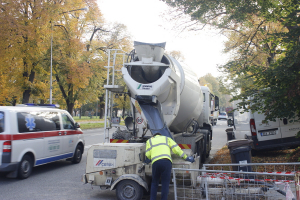 Vyplnění prostoru mezi potrubím, vtažení potrubí o menším průměru (říjen 2019 Třída Tomáše Baťi -Zlín)