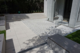 Pražská mozaika z tmavé žuly a bílého mramoru