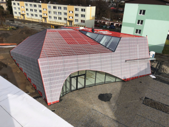 Celkový pohled na střešní a fasádní plášť modlitebny během realizace