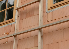 Alternativa přichycení nosného roštu bez držáků a jeho stav před instalací dřevěného obkladu