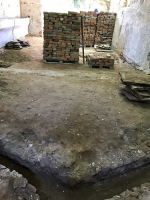 Veškeré práce na podlaze se dělaly ručně. Podlaha byla nejdříve velmi šetrně rozebrána, dosypána a pak kladena zpět dle dochované skladby.