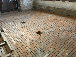 Podlahu tvoří cihelná dlažba, cihly jsou kladeny na užší rozměr s minimálními spárami. Byl využit maximální počet dochovaných původních cihel pravděpodobně z období výstavby. Cihly jsou kladeny do vápenopískového lože a vyspárovány suchou maltovou směsí. Chybějící cihlová dlažba byla nahrazena cihlami stejné kvality a barvy tak, aby podlahy co nejvíce odpovídaly původní podlaze.