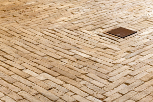 Nově položená podlaha je replikou původní s použitím maximálního množství historických prvků.