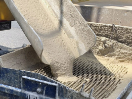 Tekoucí směs ANHYMENTU z koryta autodomíchávače do šnekového čerpadla