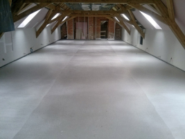 Vyzrálá roznášecí deska z CEMFLOW před pokládkou finální pochozí vrstvy