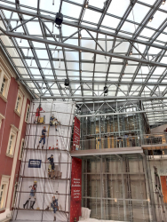 Montáž šachty OTK v atriu probíhala za provozu v oddělené části centra