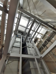 Šachta OTK uvnitř pod střechou