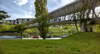 Pavilony komponované do zeleného svahu