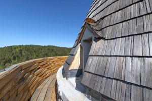 Dominantou celé stavby je prstencový ochoz, který je propojován dřevěnými čepy