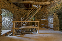 Schodiště v horních podlažích jsou jednoramenná schodnicová