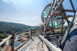 Středověký jeřáb zkonstruovali projektanti Vít Mlázovský a tesař Petr Růžička. Inspirovali se skicami od Ing. arch. Jaroslava Svěrka z ateliéru Masák &amp; Partner, který při jejich přípravě vycházel z tzv. Codexu Atlanticu Leonarda da Vinci. Jeřáb ovládají tři lidé. Jeden chůzí pohání kolo umístěné ve výšce 40 metrů nad zemí, druhý uvazuje břemeno a třetí vše koordinuje. (viz: https://www.hrad-rozmberk.cz/cs/vez-jakobinka)