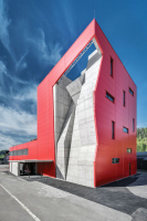 Pro výcvik hasičů lezců byl vybudován objekt, který respektuje co nejširší záběr specifických požadavků jejich práce a dokáže reagovat i na vývoj nových technik a technologií. Lezecké stěny mají povrch z monolitického železobetonu, umožňujícího dokonalé kotvení jisticích prvků.