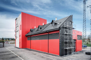 Budova se skládá ze vstupního modulu a výcvikového objektu s vertikální a horizontální halou