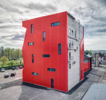 Zadní stěna věže je klidná, s několika okny a balkony