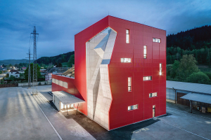 Červená robustní věž poutá pozornost, v ní je však cosi, co lze nazvat největší betonovou plastikou u nás