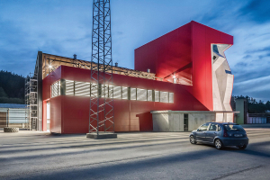 Část horizontální haly působí jako rozestavěné nebo právě rozebírané stavení