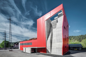 Pro výcvik hasičů lezců byl vybudován objekt, který respektuje co nejširší záběr specifických požadavků jejich práce a dokáže reagovat i na vývoj nových technik a technologií. Lezecké stěny mají povrch z monolitického železobetonu, umožňujícího dokonalé kotvení jisticích prvků.