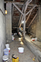 Obr. 1: Ilustrační fotografie klasického řešení šikmých střech naší minulosti. I s řešením zatékání