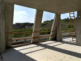 Železobetonová konstrukce nových střech evokuje historickou mansardovou střechu