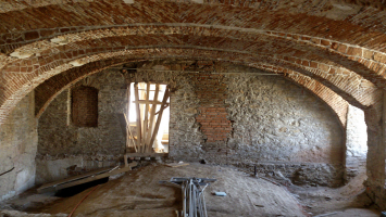Původní cihlové klenby byly obnaženy, očistěny a vyspraveny