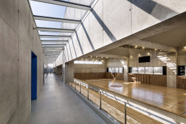 Členění odpovídá provozu – velká hala obsahuje hřiště, které lze rozčlenit na tři hřiště nohejbalová/volejbalová.