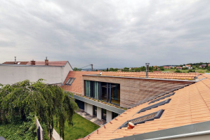 Galerie je vykonzolována na systému ocelových nosníků; realizována byla jako dřevostavba s větranou fasádou. Plochá střecha nástavby je vegetační.