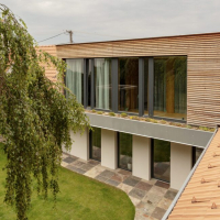 Dřevostavba ve střeše má výhled do zahrady