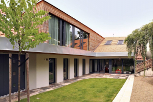 Ve dvoře galerie vytváří kryté zápraží po celé délce domu