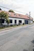 Průčelí domu do ulice zůstalo zachováno