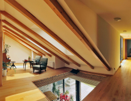 Příčné křídlo domu bylo očištěno od příček a nepůvodní části stropu. Tímto způsobem se prostor částečně otevřel do krovu.