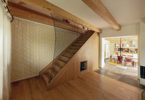 Obývací pokoj má při štítové zdi nové schodiště do podkroví