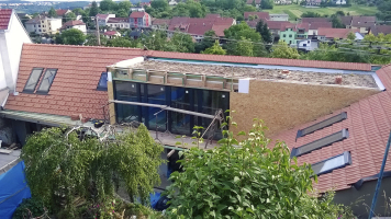 Většinu stropních konstrukcí bylo třeba vybudovat z nových dřevěných trámů, také krov potřeboval kompletní konstrukci – tradiční konstrukční systém a pozice prvků však zůstaly zachovány