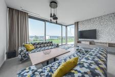 Rodinný dům ve svahu s relaxačními výhledy