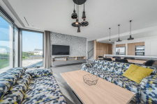 Rodinný dům ve svahu s relaxačními výhledy