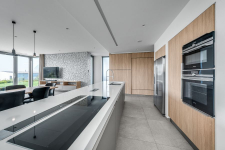 Rodinný dům ve svahu s relaxačními výhledy