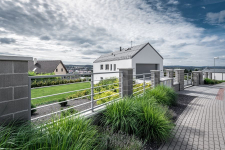 Rodinný dům ve svahu s relaxačními výhledy