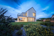 Rodinný dům ve svahu s relaxačními výhledy