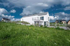 Rodinný dům ve svahu s relaxačními výhledy