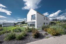 Rodinný dům ve svahu s relaxačními výhledy