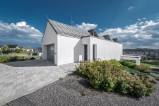 Rodinný dům ve svahu s relaxačními výhledy