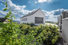 Rodinný dům ve svahu s relaxačními výhledy