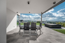 Rodinný dům ve svahu s relaxačními výhledy