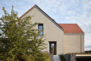 Kletovaná omítka se na tomto domě povedla, i když se jedná o poměrně složitou a pracnou záležitost. Díky broušení se prokreslí kamínky a vznikají jakési obrazce, ojedinělý a krásný povrch.