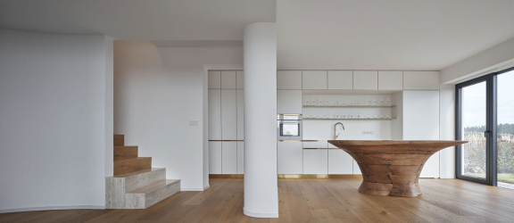 Autoři projektu interiéry otevřeli a prosvětlili