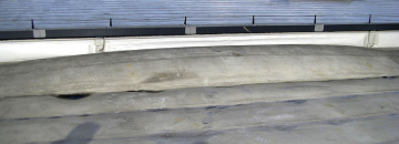 Obr. 1: Nefunkční část hydroizolační fólie – nedostatečné mechanické kotvení